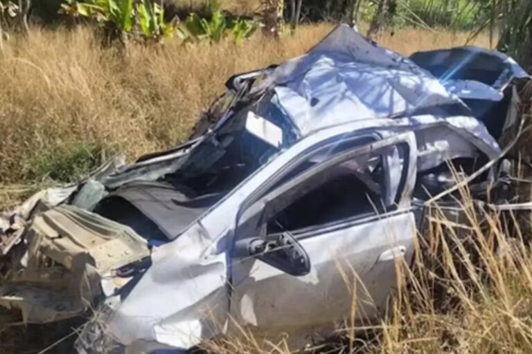 aracta iliskiye girerken araclari 400 metrelik ucurumdan yuvarlanan cift hayatini kaybetti ZAL2LuCY