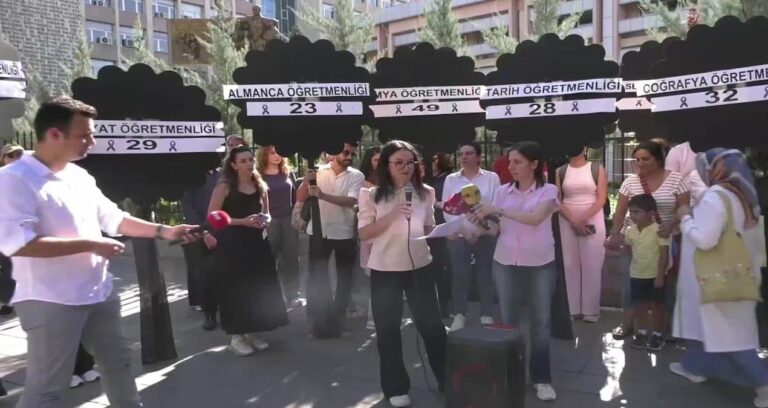 atama bekleyen ogretmenlerden meb onunde siyah celenkli protesto uSZzDuyu