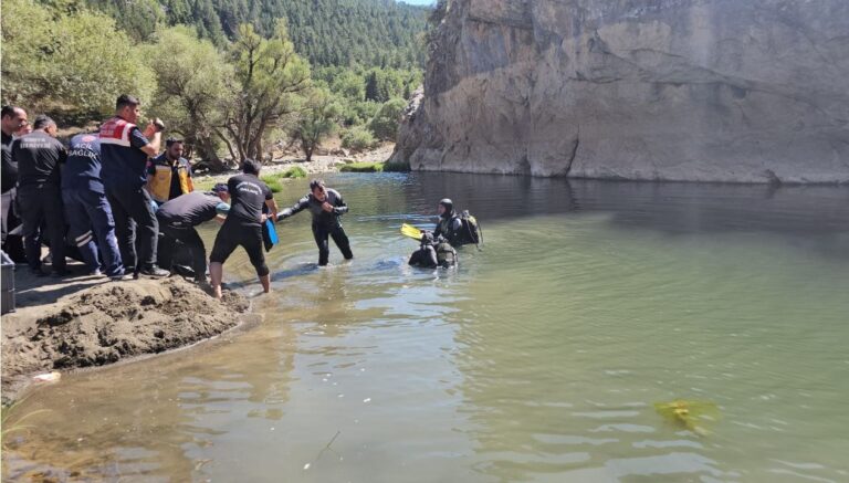 derede cirpinan kardesini kurtarmak istedi ikisi de boguldu 9757jV2p