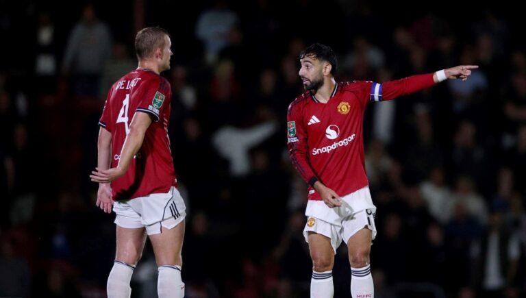 manchester uniteda soguk dus 4 lig takimina elendiler tribunler sahaya indi bqJiRDxR