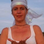 milyonluk serveti ruhani lidere harcayan hippi kiz mirastan kovuldu yBnRKDY4