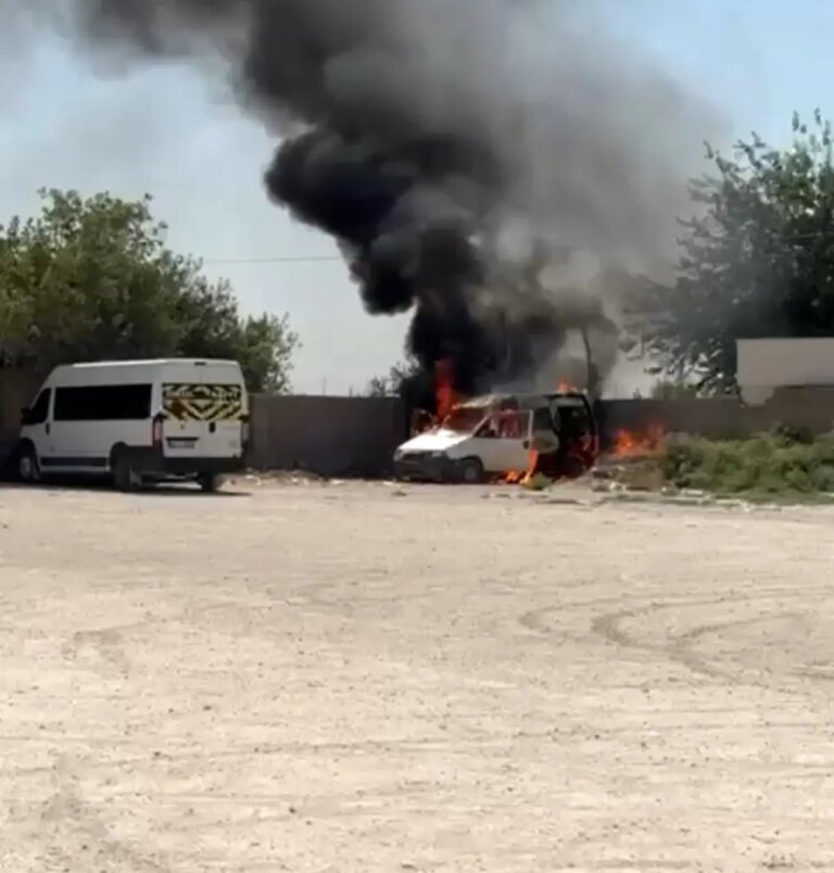 nusaybinde park halindeki arac yandi fsHMItEt