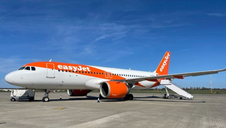 sarhos ve ciplak yakalanan pilot gorevden uzaklastirildi Xh8bySe1