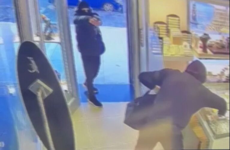 umraniyede soygun girisimi 5 maskeli ellerinde silahla geldiler F16PPfHj