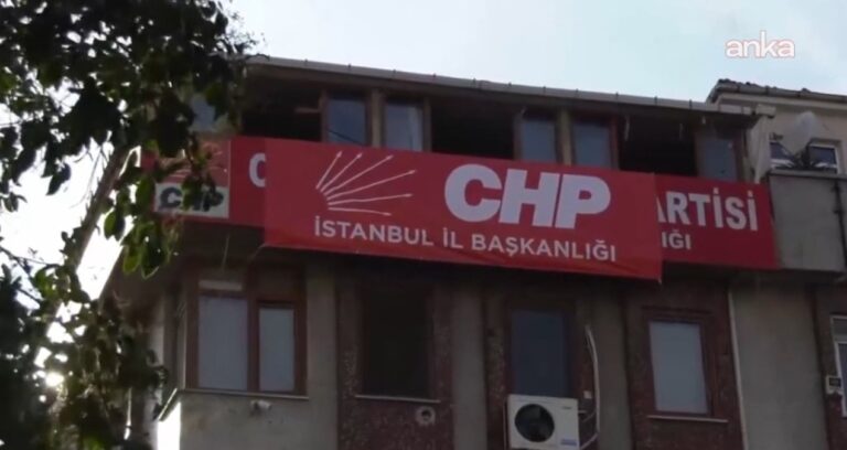 bahcelievlerdeki binaya chp istanbul il baskanligi yazisi asildi mt8F1T6p