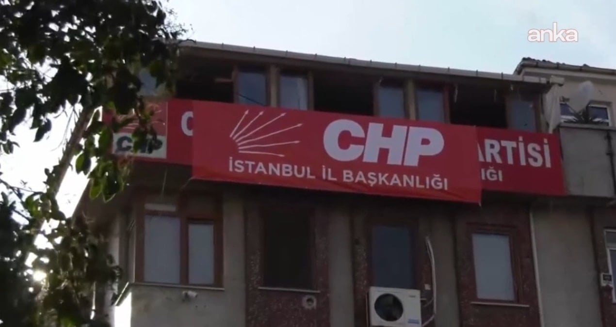 bahcelievlerdeki binaya chp istanbul il baskanligi yazisi asildi mt8F1T6p