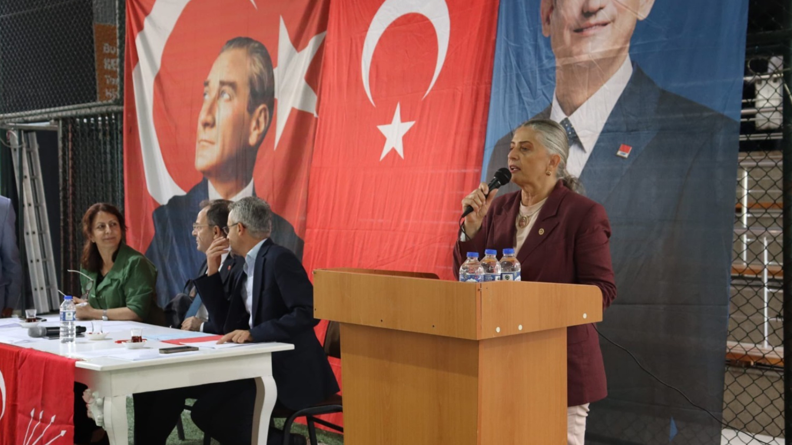 chpli suicmez halkimiz her gecen gun yoksullastirilirken bir avuc yandasin daha da zenginlesmesine goz yumuluyor XyIllIPt