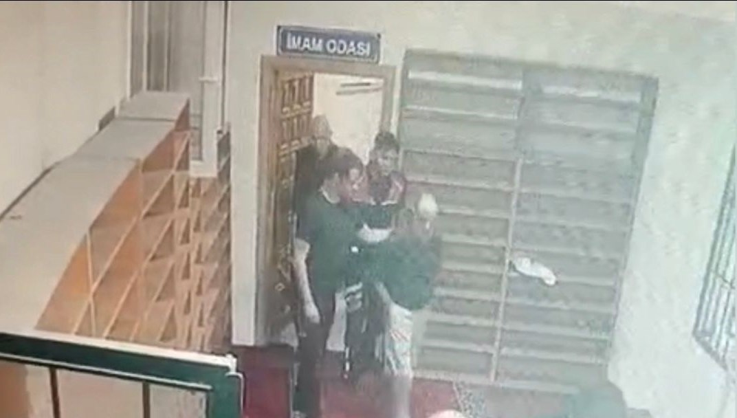 hapis cezasi nedeniyle aranan kisi dolabin icinde yakalandi rE4tVYtB