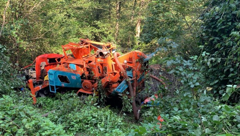 kamyon ucurumdan yuvarlandi bir olu BbxBJSIX