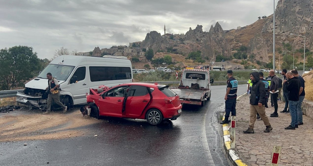 nevsehirde turist minibusuyle otomobil carpisti 6 yarali SHgqlAI3