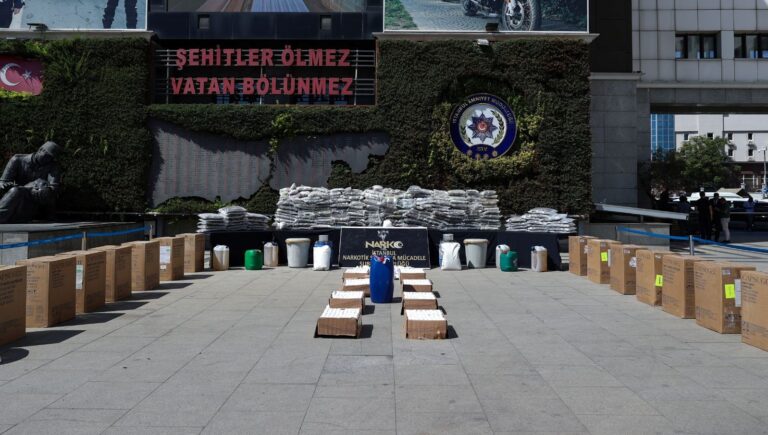 polis 400 saatlik goruntu izledi istanbulda uyusturucudan 11 tutuklama VDwFrsrD