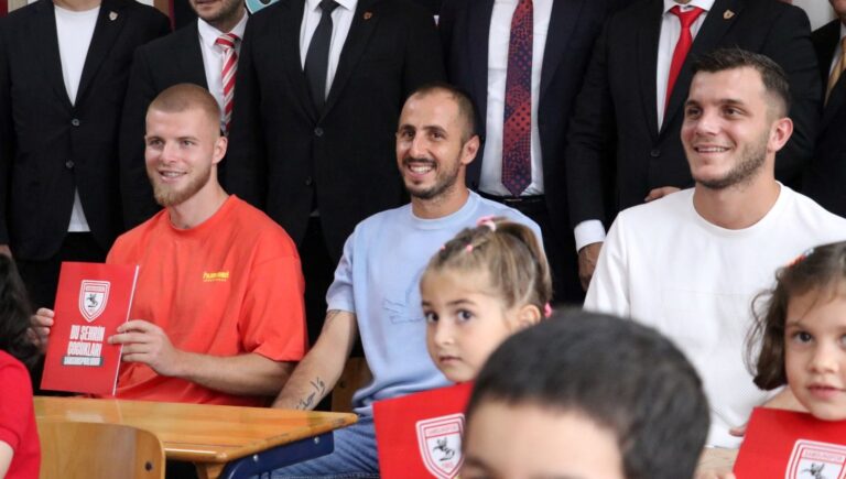 samsunsporlu futbolculardan ogrencilere ziyaret wKOpA4Su