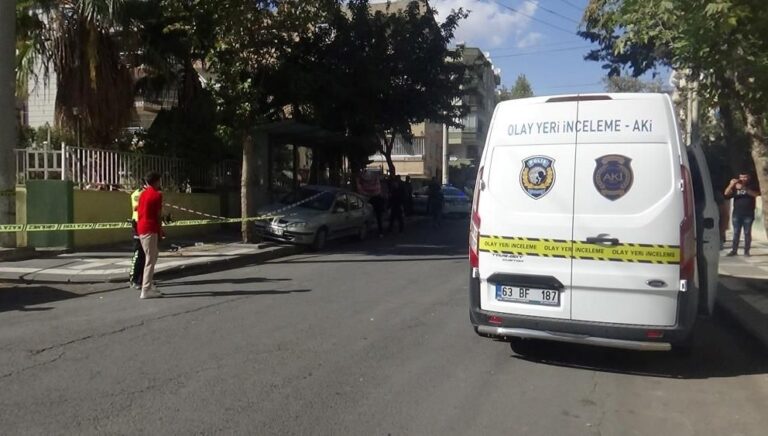 sanliurfada otomobil durakta bekleyenlere carpti 1 ogrenci oldu 9kGgCHBd