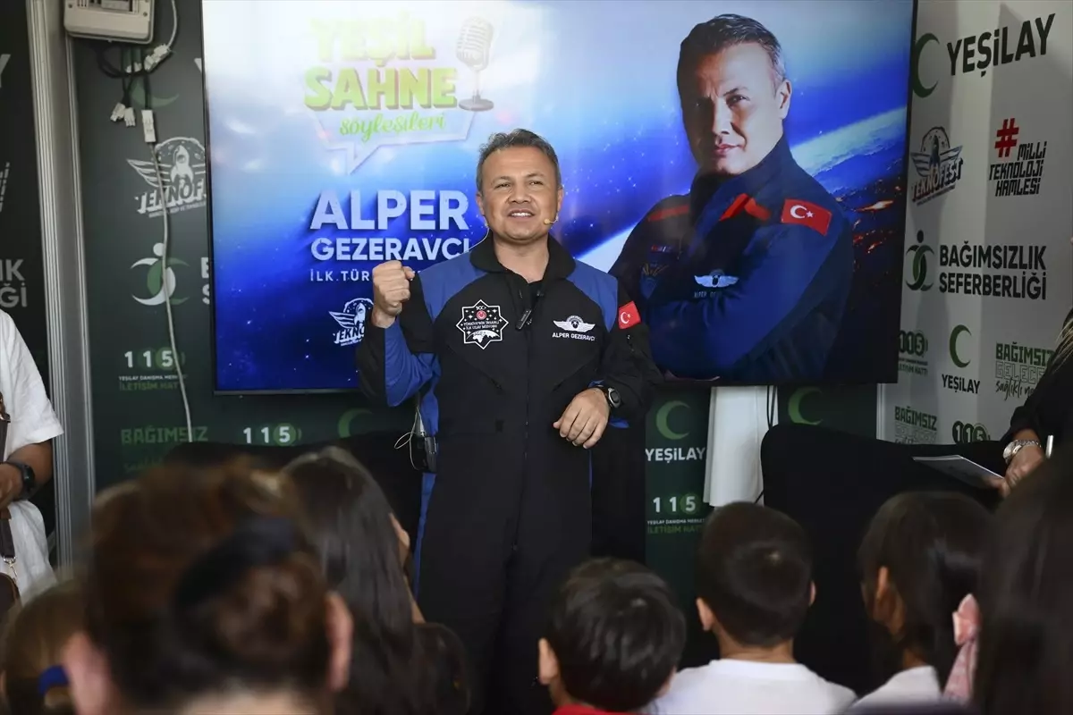 teknofestte yesilay ve astronot bulusmasi PlnIpLwA