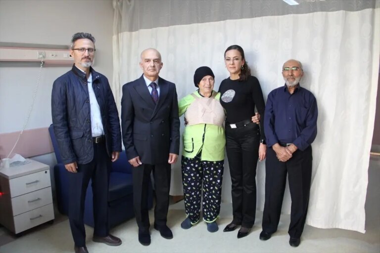 70 yasindaki menekse tasara acik kalp ameliyati THifKRMl.jpg