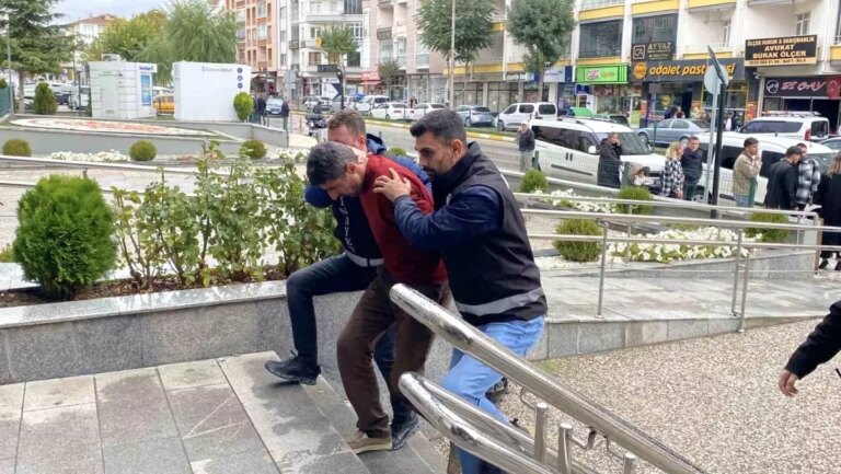 corumda babasini tufekle olduren zanli adliyeye sevk edildi eKzX4liA.jpg