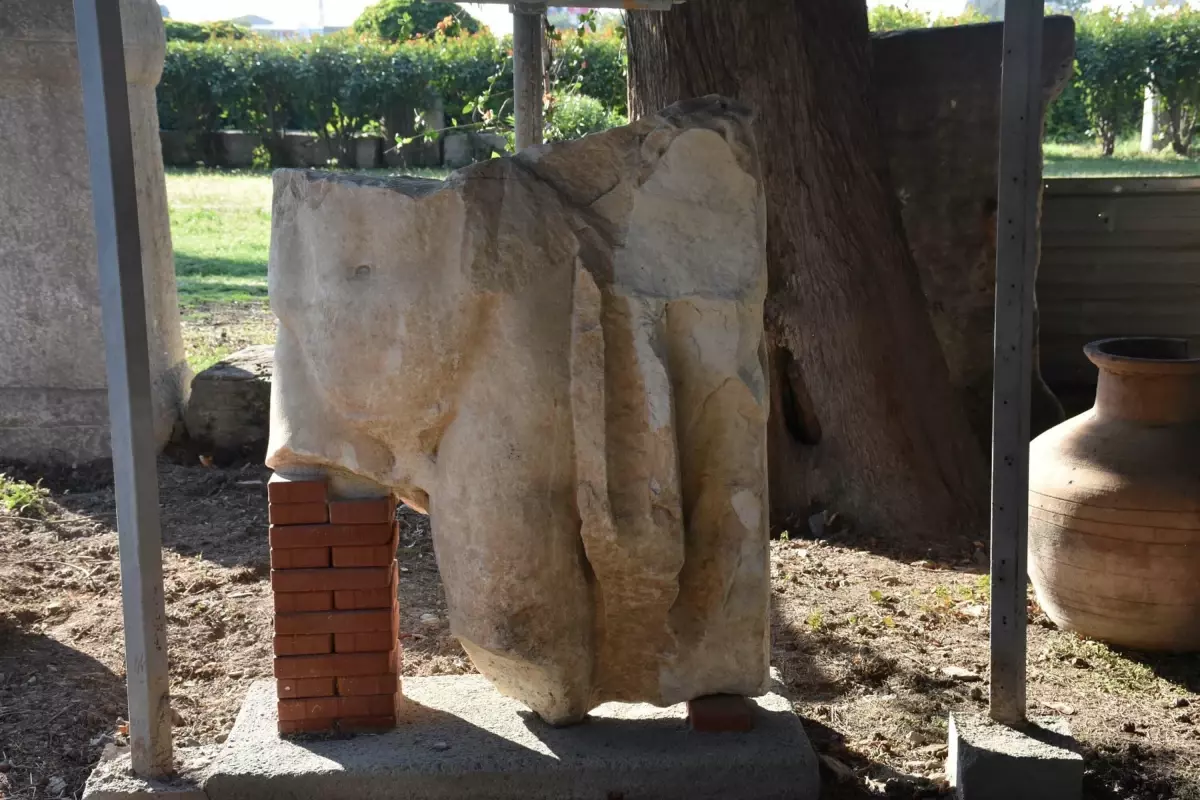 izmir smyrna antik kentinde 1800 yillik heykel bulundu 2lIb82Iu.jpg