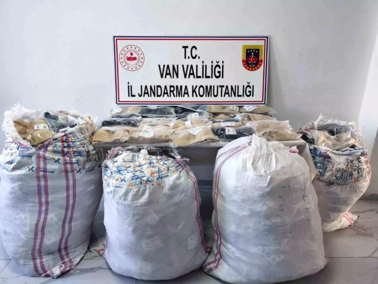 vanda jandarma kacakcilik operasyonu 1 milyon tllik esya ele gecirildi kRFPKC6I