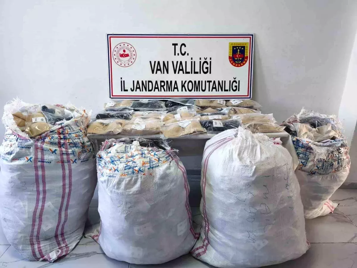 vanda jandarma kacakcilik operasyonu 1 milyon tllik esya ele gecirildi kRFPKC6I