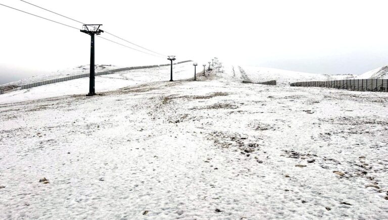 yagisli hava yerini kara birakti zirve beyaza burundu epLzRAEF.jpg