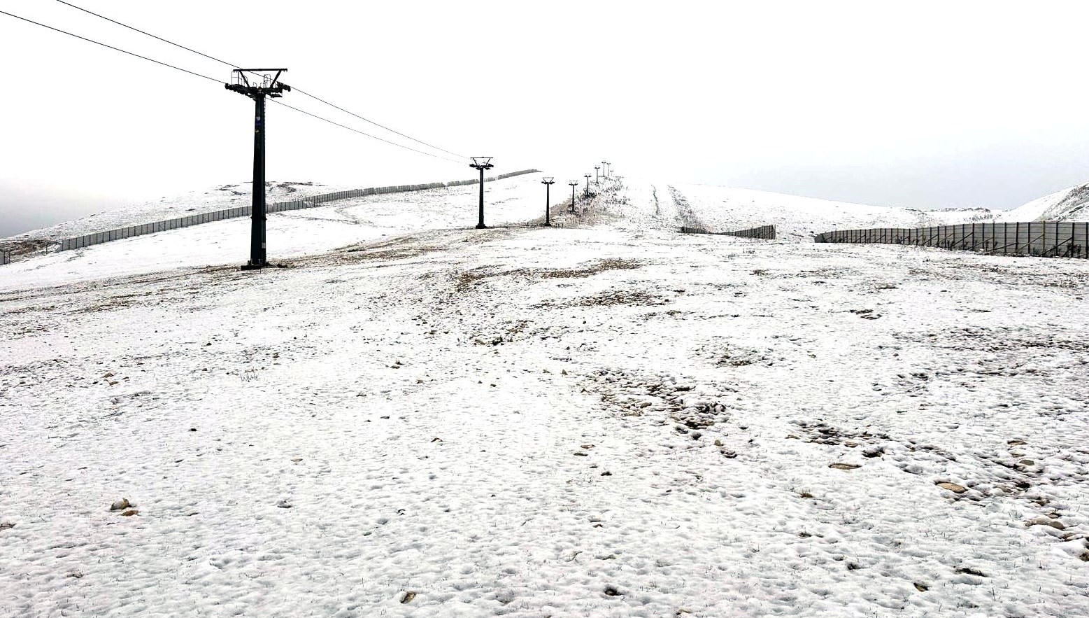 yagisli hava yerini kara birakti zirve beyaza burundu epLzRAEF.jpg
