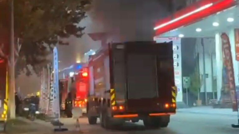 bursada sanayi sitesinde yangin benzin istasyonuna sicramadan sonduruldu IuylRK3E.jpg