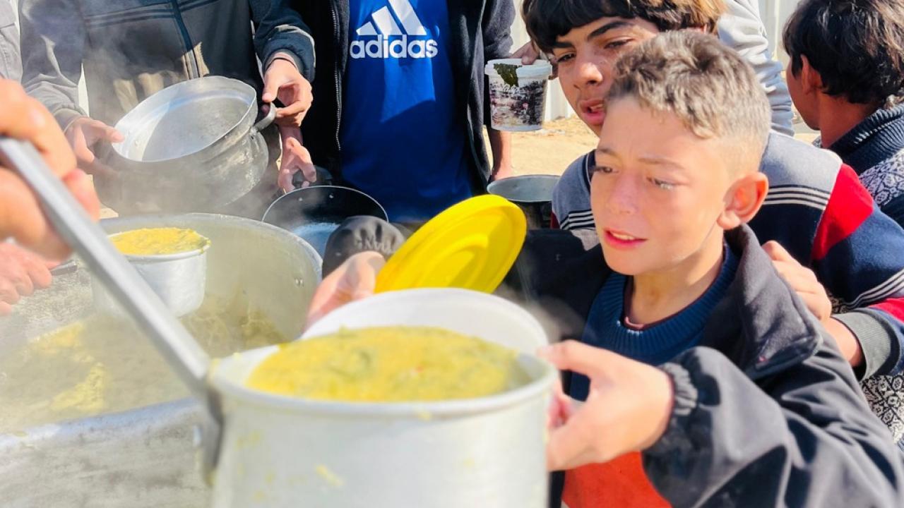 deniz feneri gazzede her gun 22 bin kisiye sicak yemek LIt8kJYY.jpg