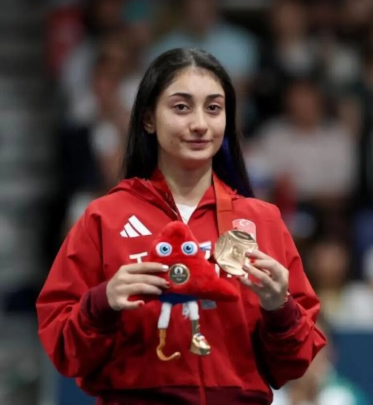 ebru acer virtus dunya masa tenisi sampiyonasinda gumus madalya kazandi jPkDnFaB.jpg