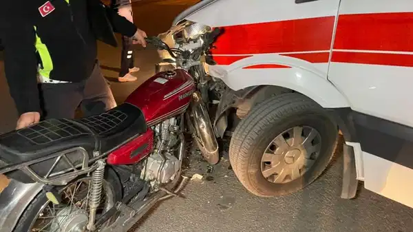 hastaneye yarali tasiyan ambulans motosikletle carpisti 1 yarali 7MDdQY6z.jpg
