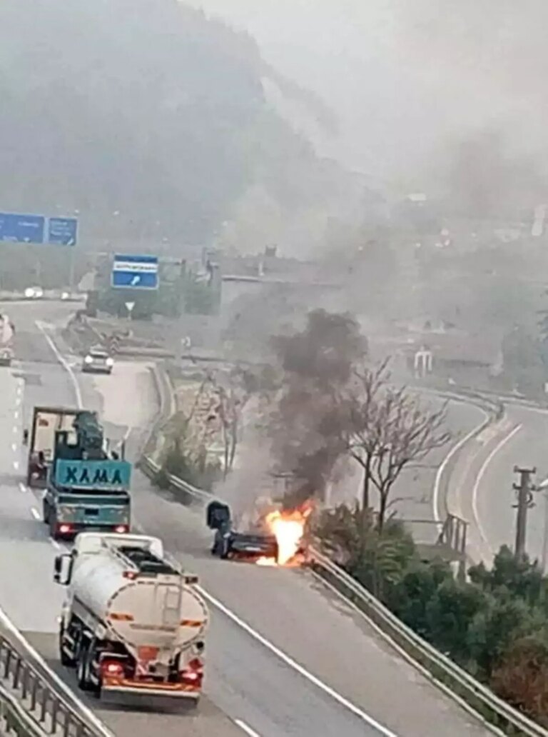 pamukovada seyir halindeki otomobil alev aldi eQxAWuFZ.jpg