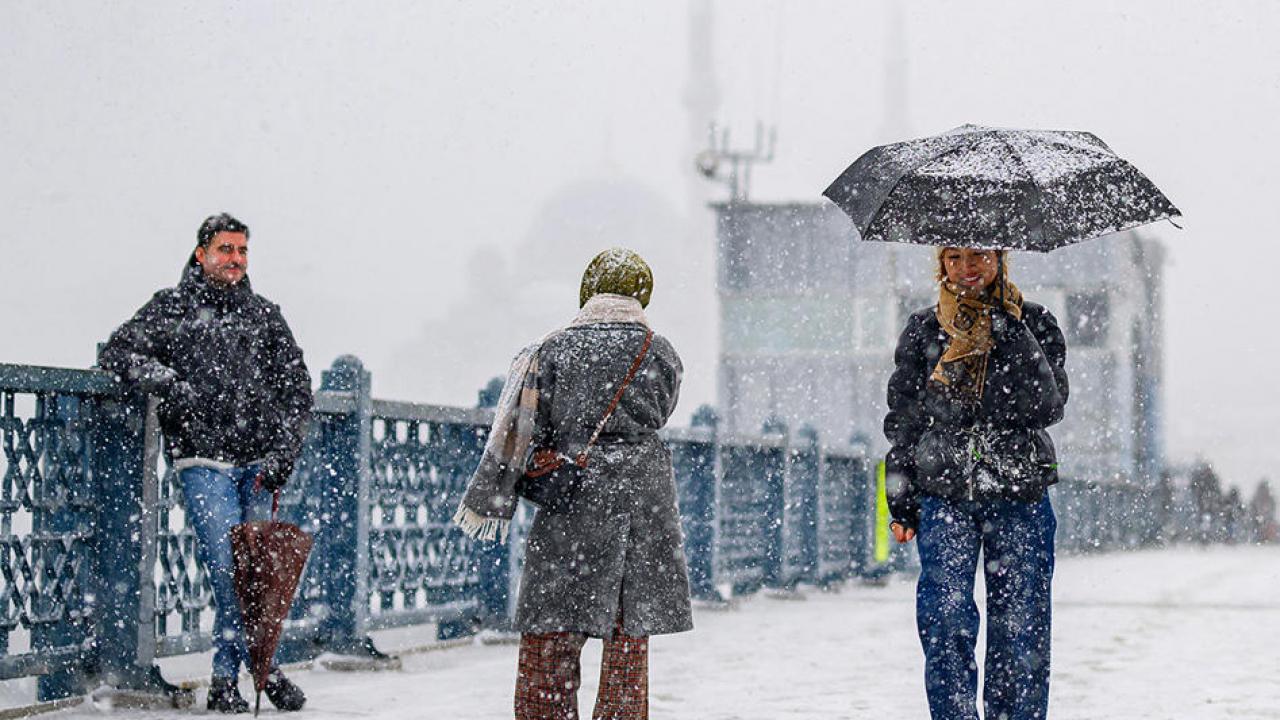 istanbulda-10-yil-sonra-bir-ilk-yilbasinda-kar-geliyor-lapa-lapa-yagacak-pa9fdEQF.jpg