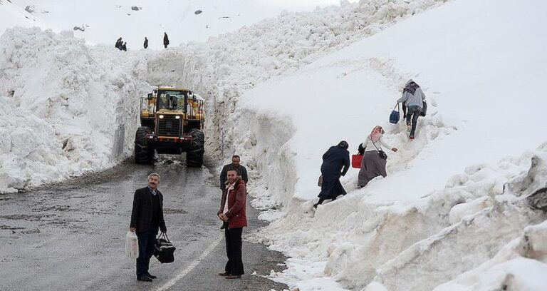 karabet-gecidi-yogun-kar-nedeniyle-ulasima-kapatildi-LLkq9Pda.jpg