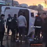 maltepe-d-100de-servis-minibusu-devrildi-2si-agir-5-yarali-uAtPWzvT.jpg