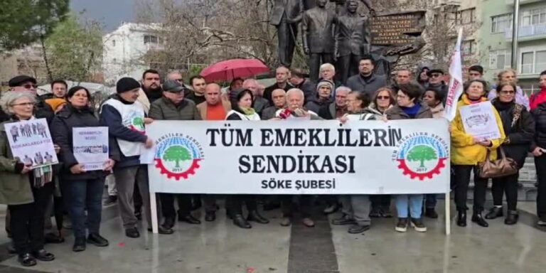 emeklilerden-sokede-eylem-sadaka-degil-hakkimizi-istiyoruz-sMaEMZOu.jpg
