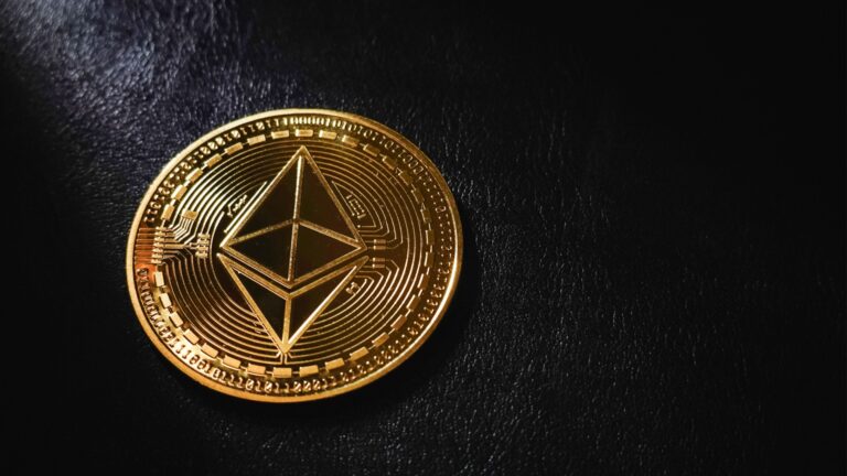 ethereum-artik-kuresel-finansin-resmi-altyapisi-mi-devlerin-bu-tercihi-15-bin-dolarlik-hedefe-isaret-ediyor-koin-bulteni-Qlwq4vId.jpg