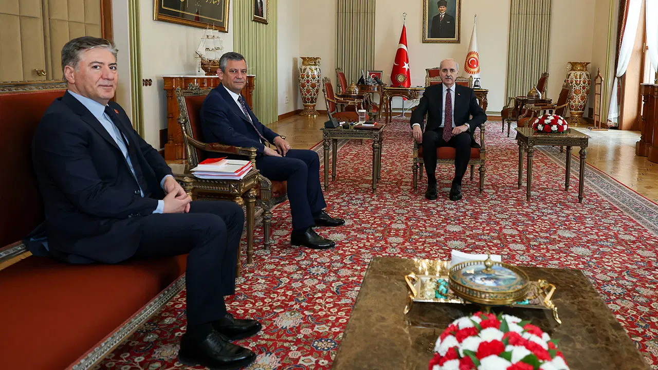 CHP Genel Başkanı Özgür Özel, TBMM Başkanı Numan Kurtulmuş ile Ara Seçim Üzerine Görüştü
