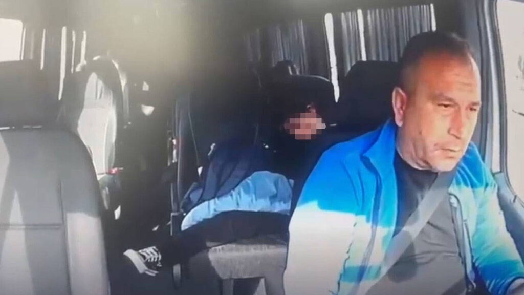 arnavutkoyde-feci-kaza-okul-servisi-ile-kamyonet-kafa-kafaya-carpisti-ogrenci-koridora-savruldu-hMOcWkGX