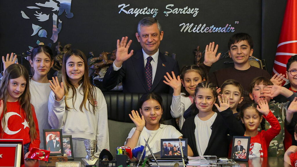 imamoglu-mektubu-ile-tanistilar-ozgur-ozel-23-nisanda-koltugunu-elisaya-devretti-5NcW1UAQ