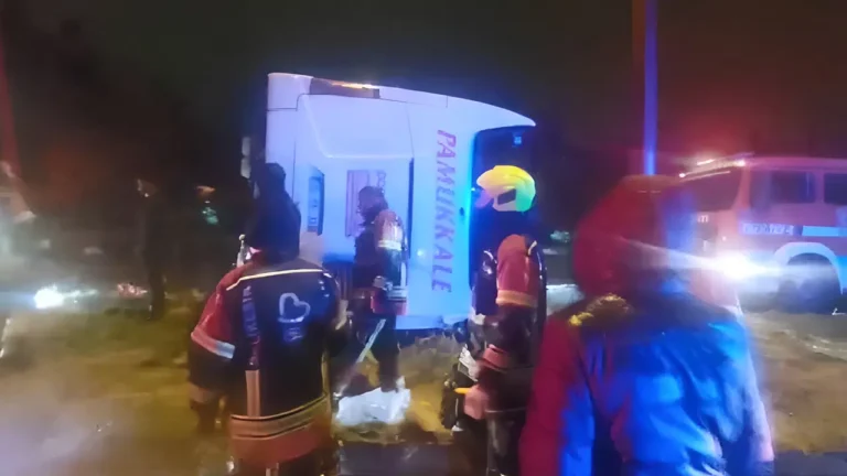 balikesirde-korkunc-kaza-yolcu-otobusu-devrildi-olu-ve-yaralilar-var-caG1vcLR