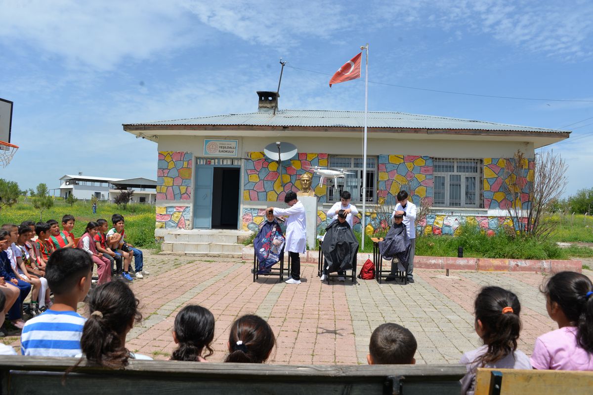 Meslek Lisesi Öğrencileri, Kırsalda Bayram Hazırlığına Destek Veriyor