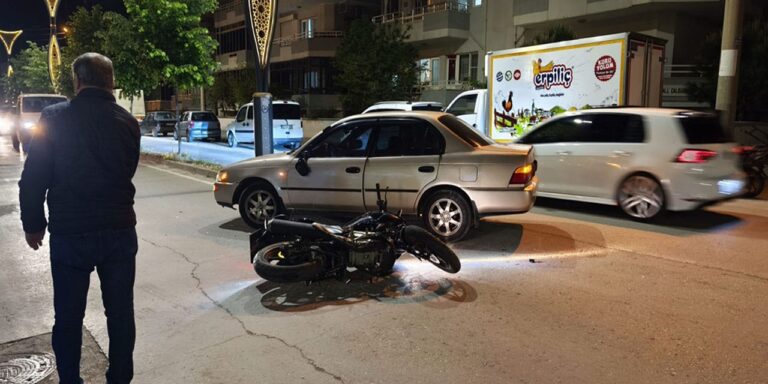 otomobille-motosikletin-carpistigi-kaza-kamerada-2-yarali-7BlKGLUW
