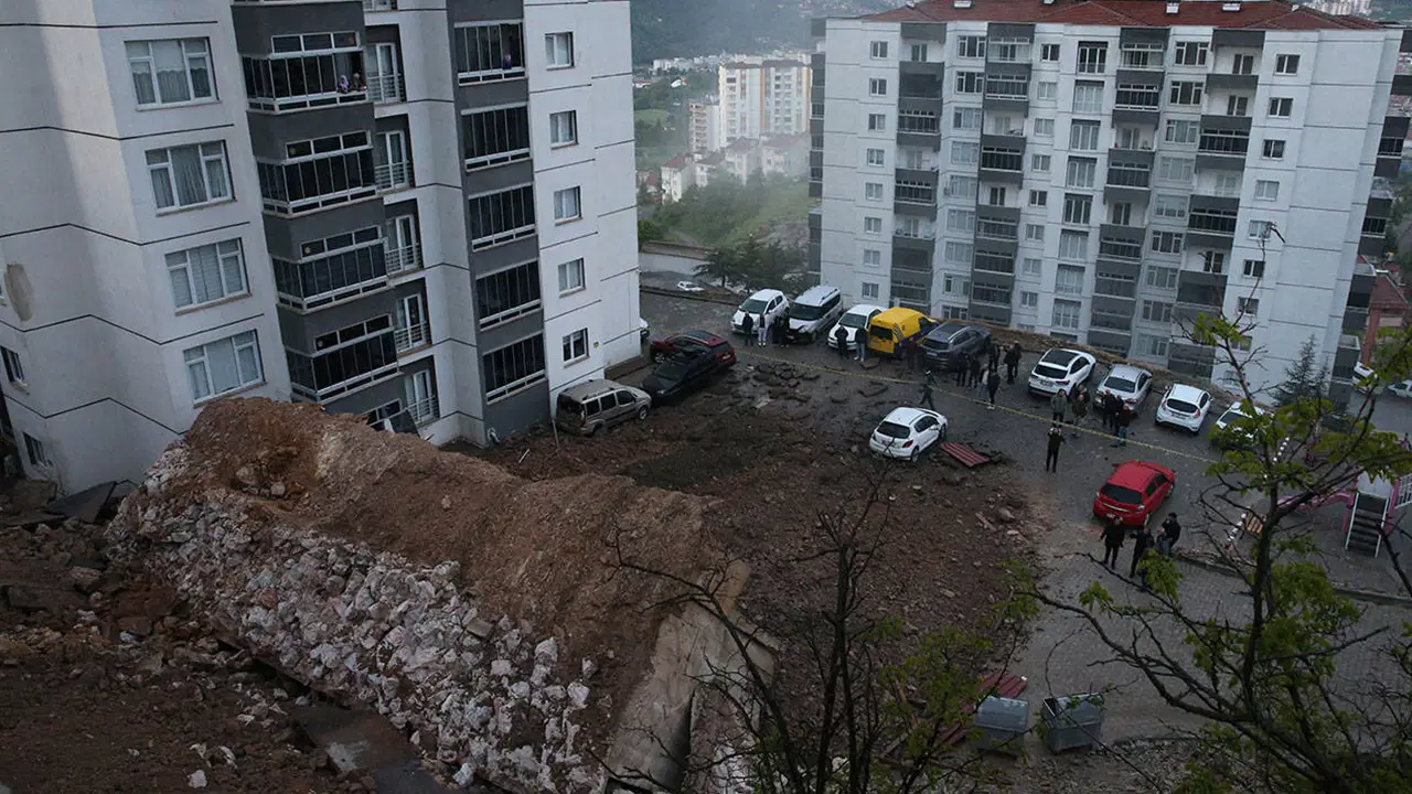 tokatta-panik-anlari-bir-sitenin-istinat-duvari-coktu-VBuH9Grh