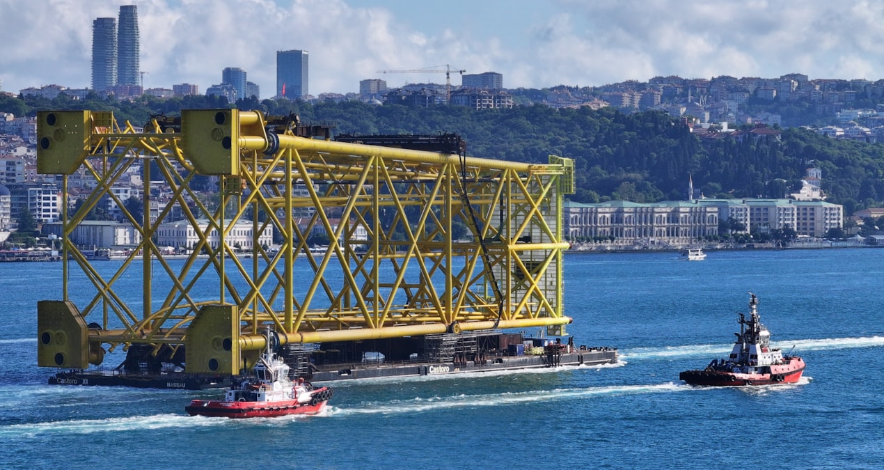 İstanbul Boğazı’ndan 350 metrelik sondaj platform iskelesi geçiş yapıyor