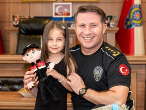 Kahraman gazinin kizina yunus polis bebegi hediye edildi SvLur6Nl