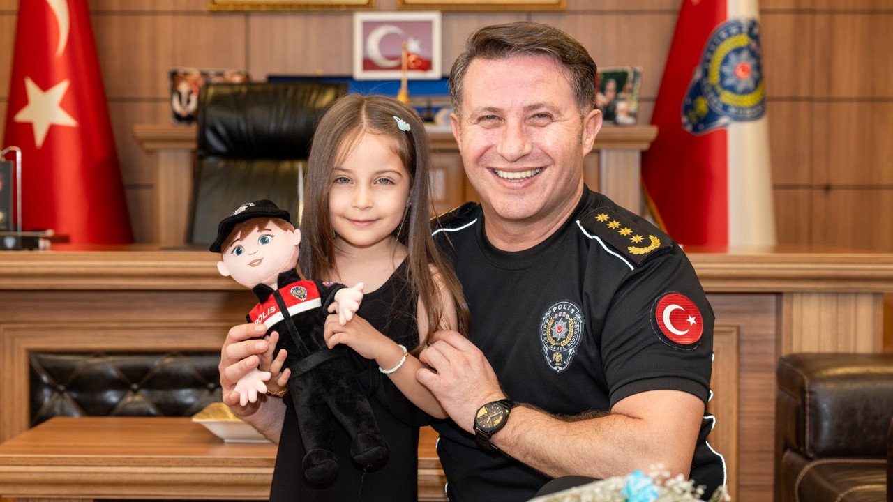 Kahraman gazinin kizina yunus polis bebegi hediye edildi SvLur6Nl